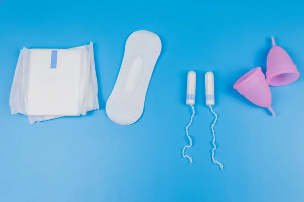 Almofada Sanitária Tampões Copo Menstrual Fundo Azul Vista Superior Conceito — Fotografia de Stock