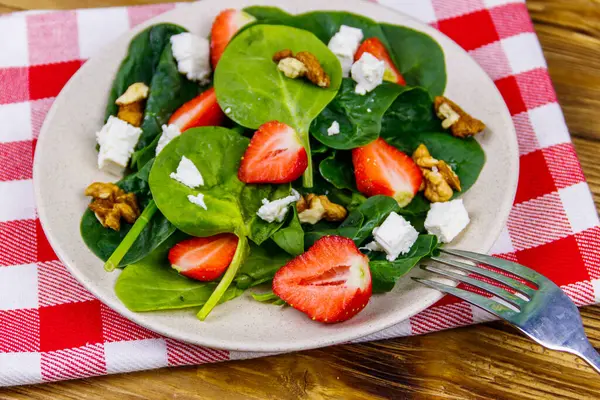 Färsk Hälsosam Sallad Med Jordgubbe Spenat Valnötter Och Fetaost Träbordet — Stockfoto