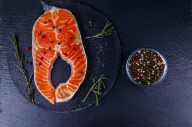 Siyah tahtada baharatlı çiğ somon bifteği. Üst görünüm