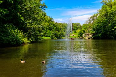 Uman, Ukrayna 'daki Sofiyivka Parkı' nda Yılan Çeşmesi ile bir göl manzarası