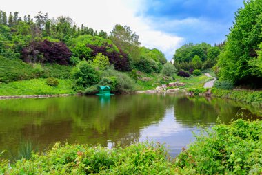 Uman, Ukrayna 'daki Sofiyivka parkındaki gölet manzarası
