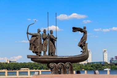 Ukrayna 'nın Kyiv kentindeki Dinyeper nehrinin kenarındaki Kiev' in kurucularının anıtı.