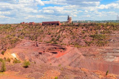 Ukrayna 'nın Kryvyi Rih kentindeki devasa demir cevheri ocağının manzarası. Madenciliği aç
