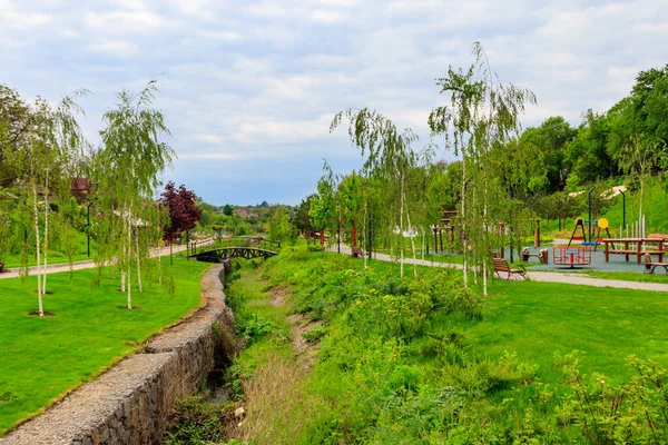 Beautiful View City Park Arched Footbridge Small River Young Trees — Stock Photo, Image