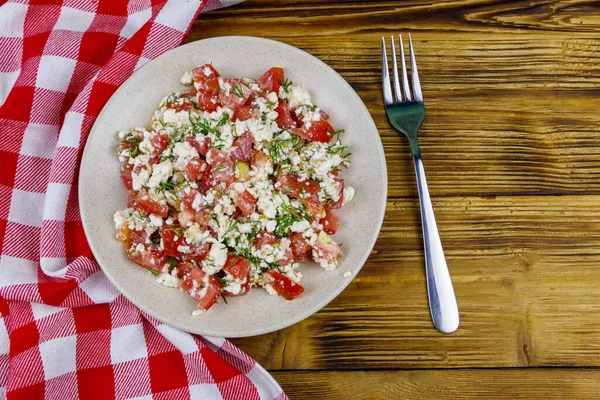 Gustosa Insalata Pomodoro Ricotta Aneto Olio Oliva Sul Tavolo Legno — Foto Stock