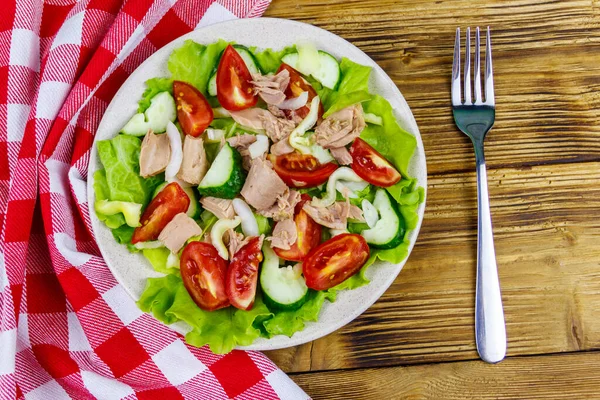 Leckerer Thunfischsalat Mit Salat Und Frischem Gemüse Auf Einem Holztisch — Stockfoto