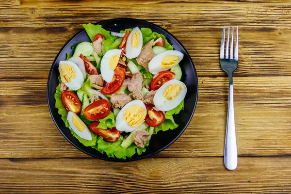 Leckerer Thunfischsalat Mit Eiern Salat Und Frischem Gemüse Auf Dem — Stockfoto