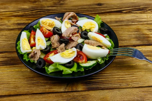 Leckerer Thunfischsalat Mit Salat Schwarzen Oliven Eiern Und Frischem Gemüse — Stockfoto