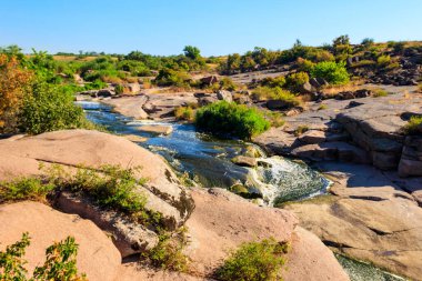 Ukrayna 'nın Dnipropetrovsk bölgesindeki Kamenka nehri üzerindeki Tokovsky şelalelerinin manzarası