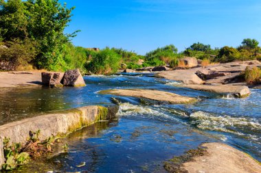 Ukrayna 'nın Dnipropetrovsk bölgesindeki Kamenka nehri üzerindeki Tokovsky şelalelerinin manzarası