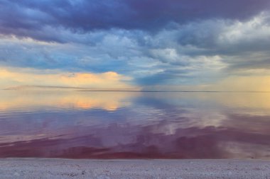 Yağmurdan önce tuz gölü üzerinde kara fırtına bulutları