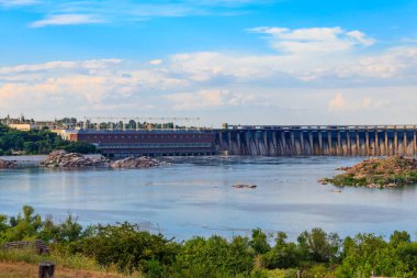 Zaporizhia, Ukrayna 'daki Dinyeper nehri üzerindeki Dinyeper Hidroelektrik İstasyonu.