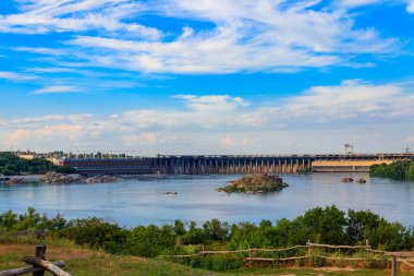 Zaporizhia, Ukrayna 'daki Dinyeper nehri üzerindeki Dinyeper Hidroelektrik İstasyonu.