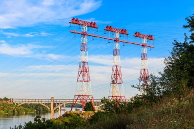 Ukrayna, Zaporizhia 'daki Khorytsia adasındaki Dinyeper nehri boyunca yüksek voltajlı elektrik hattı.