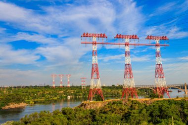 Ukrayna, Zaporizhia 'daki Khorytsia adasındaki Dinyeper nehri boyunca yüksek voltajlı elektrik hattı.
