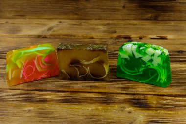 Ahşap zemin üzerinde el yapımı sabun çubukları seti