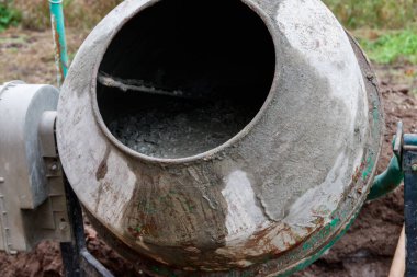 İnşaat alanındaki beton karıştırıcıda beton karışımı.