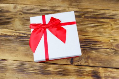 Ahşap bir arka planda hediye kutusu. Üst görünüm