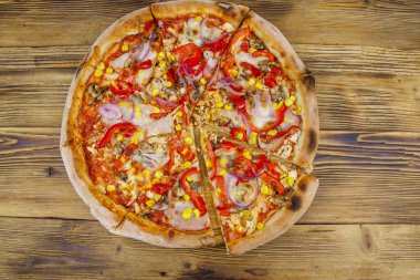 Tahta bir masada nefis taze pizza. Üst görünüm