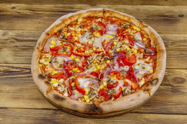 Tahta bir masada lezzetli taze pizza.