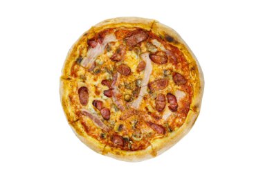 Beyaz arka planda sosisli, mantarlı ve peynirli leziz taze pizza.