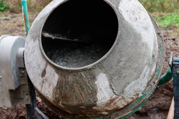 İnşaat alanındaki beton karıştırıcıda beton karışımı.