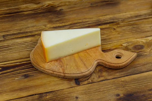 Tahta Masada Bir Parça Peynir — Stok fotoğraf