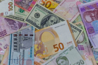 ABD doları, avrolar, Türk lirası, Mısır lirası ve Ukrayna hrivnialarından oluşan çok renkli bir geçmiş
