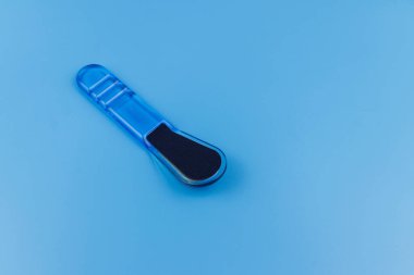 Mavi arkaplanda mavi pedikür rendesi