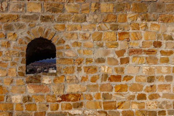Фон Старой Каменной Стены Лазейкой — стоковое фото