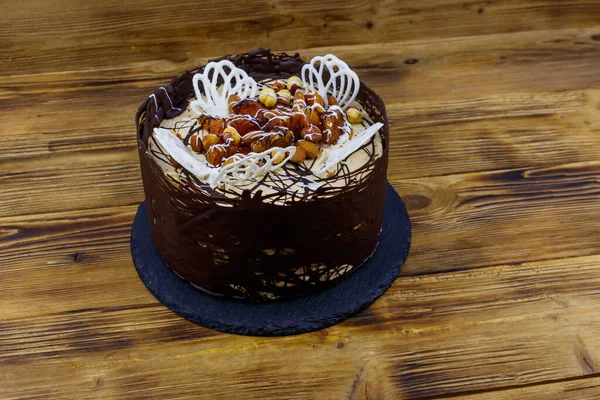 Leckerer Schokoladenkuchen Auf Einem Holztisch — Stockfoto
