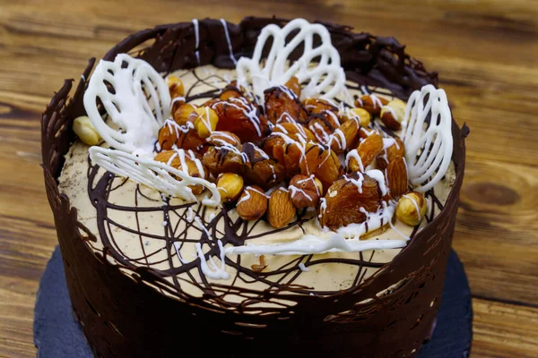 Leckerer Schokoladenkuchen Auf Einem Holztisch — Stockfoto