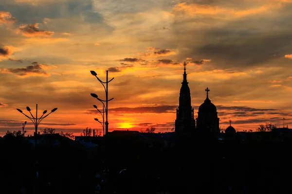 乌克兰哈尔科夫日落时宣布主教座堂的景观 — 图库照片