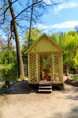 Krasnokutsk parkında küçük ahşap bir çardak, Harkiv bölgesi, Ukrayna