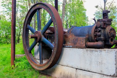 Ukrayna 'nın Pereyaslav kentindeki Açık Hava Halk Mimarisi ve Ortanca Naddnipryanschina Halk Yolları Müzesi' nde buharlı eski bir harman makinesi.
