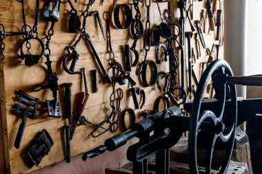 Bir atölyede çeşitli eski el aletleri
