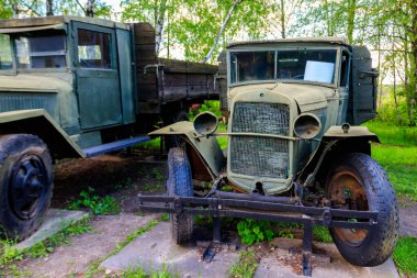 Ukrayna 'nın Pereyaslav kentindeki Açık Hava Halk Mimarisi ve Ortanca Naddnipryanschina Halk Yolları Müzesinde paslı Sovyet retro kamyonları