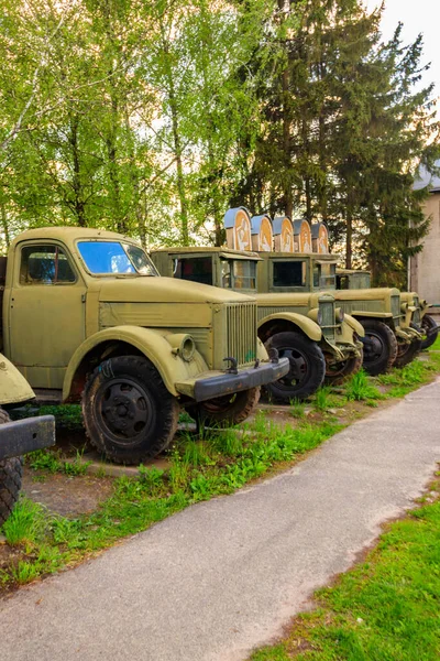 Σκουριασμένα Σοβιετικά Ρετρό Φορτηγά Στο Υπαίθριο Μουσείο Λαϊκής Αρχιτεκτονικής Και — Φωτογραφία Αρχείου