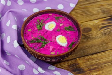 Tahta bir masada soğuk pancar çorbası.