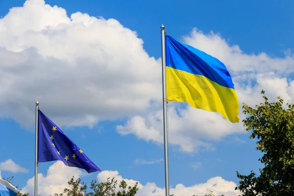 Flagge Der Europäischen Union Und Flagge Der Ukraine Vor Blauem — Stockfoto