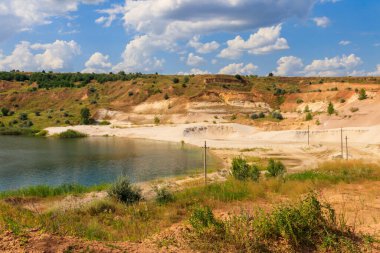 Terk edilmiş kum ocağındaki güzel göl manzarası