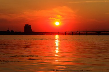 Dinyeper nehri üzerinde güzel bir günbatımı Dnipro şehri, Ukrayna