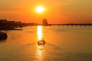 Dnipro, Ukrayna 'da günbatımında Dinyeper Nehri' nde modern yat gezisi.