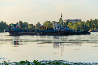 Kremenchug, Ukrayna 'daki Dinyeper Nehri' nde sanayi gemisi.