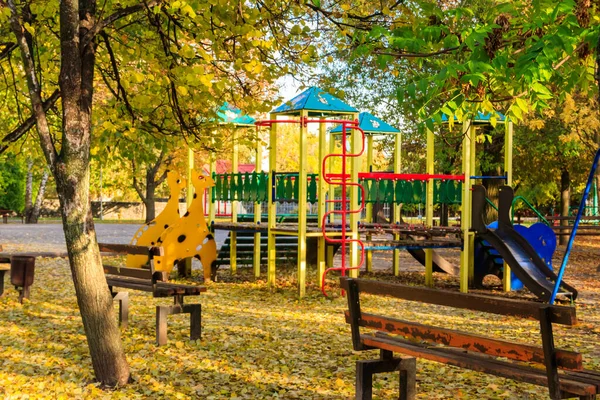 Sonbaharda halk parkında çocuklar için renkli oyun alanı ekipmanları