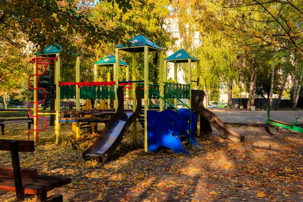 Bunte Spielgeräte Für Kinder Öffentlichen Park Herbst — Stockfoto