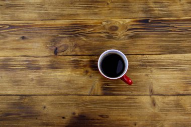 Tahta masada bir fincan kahve. Üst görünüm, alanı kopyala