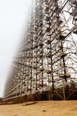 Ukrayna 'nın Çernobil Yasaklama Bölgesi' ndeki Sovyet anti-balistik füze erken uyarı ağının bir parçası olarak ufukta görünen Sovyet radar sistemi Duga.