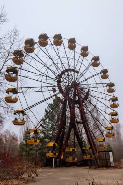 Çernobil Yasak Bölge, Ukrayna 'daki Pripyat hayalet kasabasının eğlence parkında terk edilmiş dönme dolap.