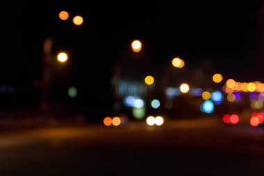 Bokeh gece araba ışıklarını bulanıklaştırdı. Soyut arkaplan
